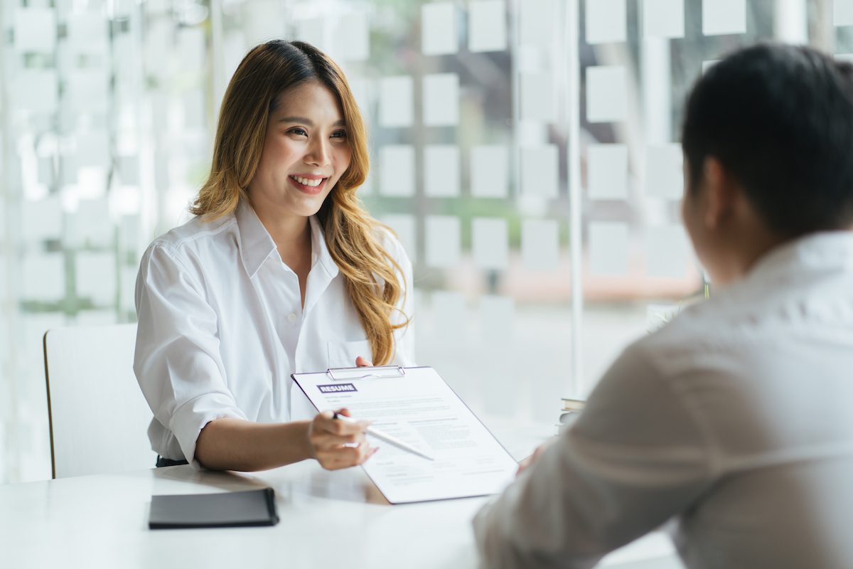 Comment décrocher son premier poste d'assistant juridique en entreprise ?