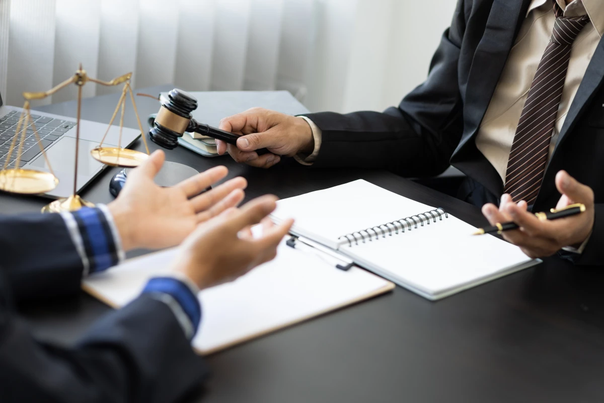 Comment porter plainte contre une curatelle ou une tutelle : guide juridique